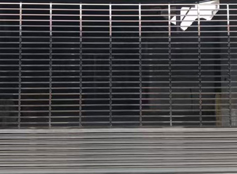 白鐵花格快速門